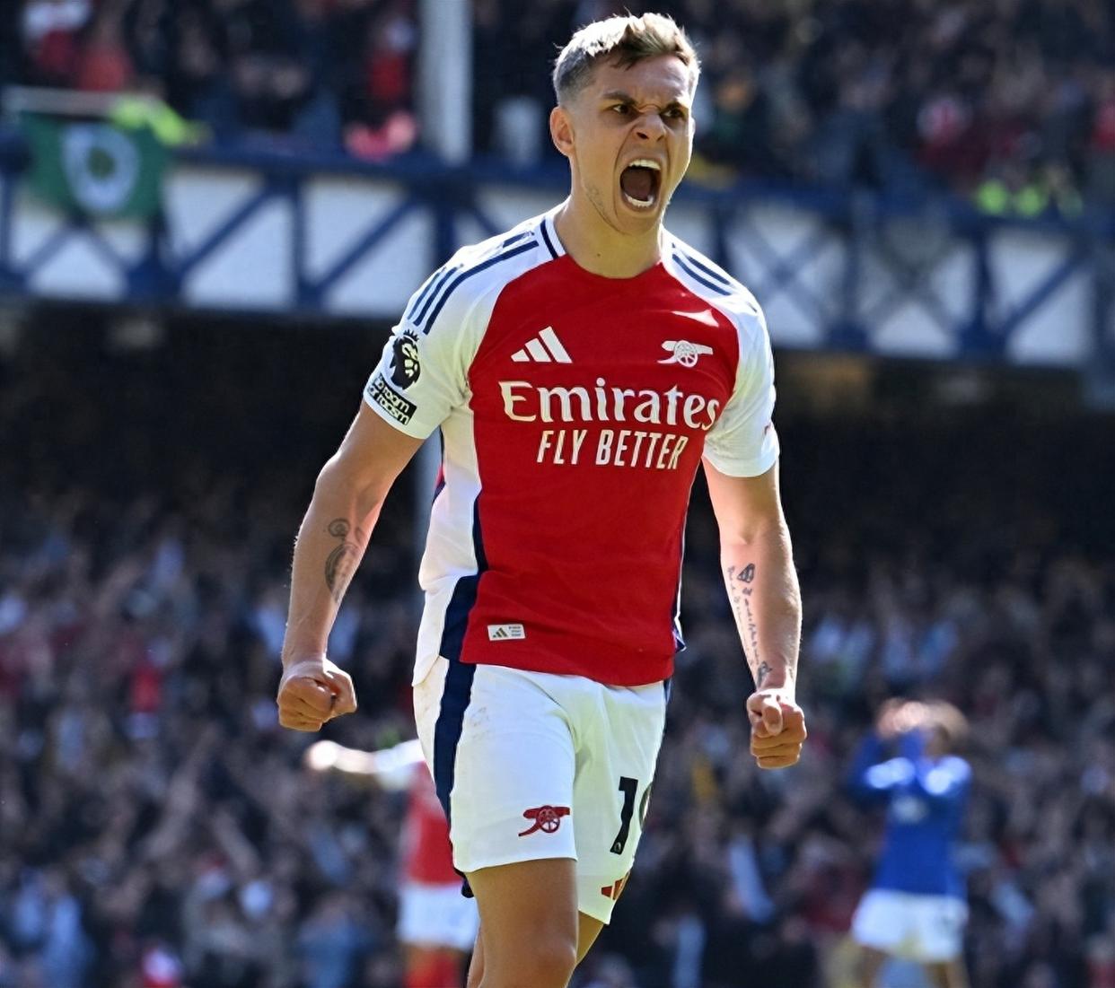 现场观赛，弗洛伦蒂诺和齐达内出席在伯纳乌举行的NFL海外赛（弗洛伦蒂诺与齐达内现身伯纳乌 观战NFL海外赛）