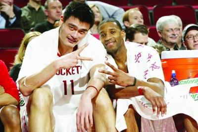 港队主场战新加坡，新加坡球员伤退时担架工作人员忍不住庆祝（港队主场迎战新加坡，新加坡球员伤退之际担架员忍不住欢呼）