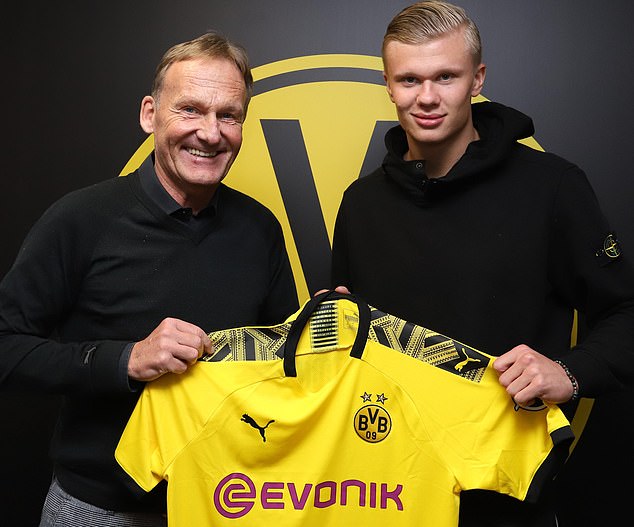 梅西太内向了，主持人说第一句就想拿着奖杯走，不到三年拿四冠