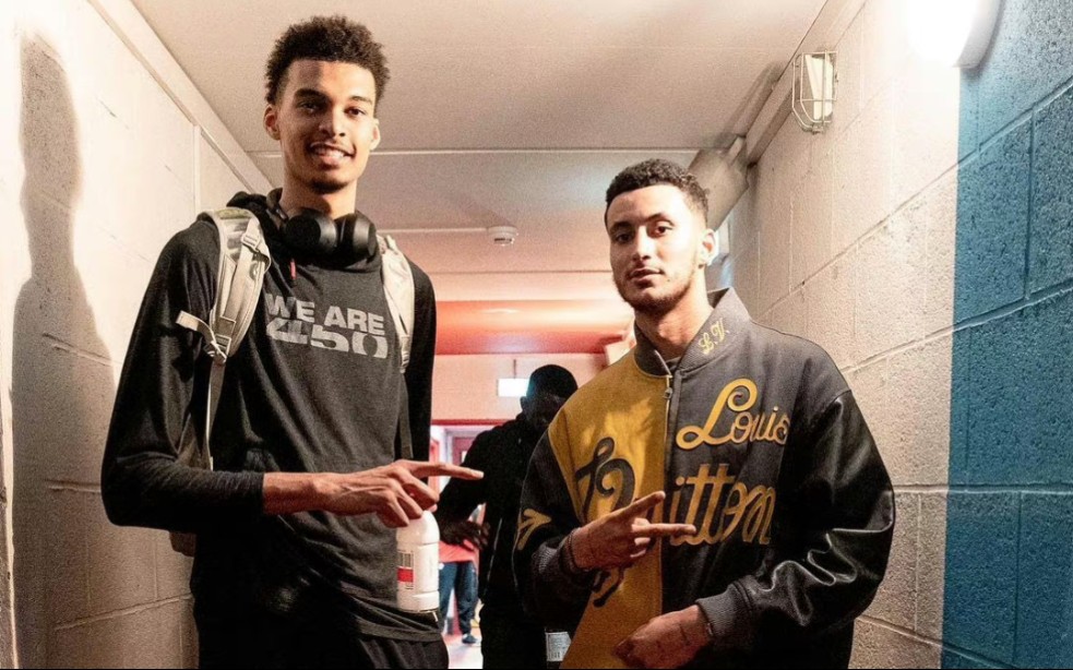 湖人詹姆斯关键封盖锁定胜局（詹姆斯关键盖帽助湖人取胜）