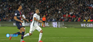 足球中超两场比赛因大雾暂停（受大雾影响，中超两场比赛暂时中止）