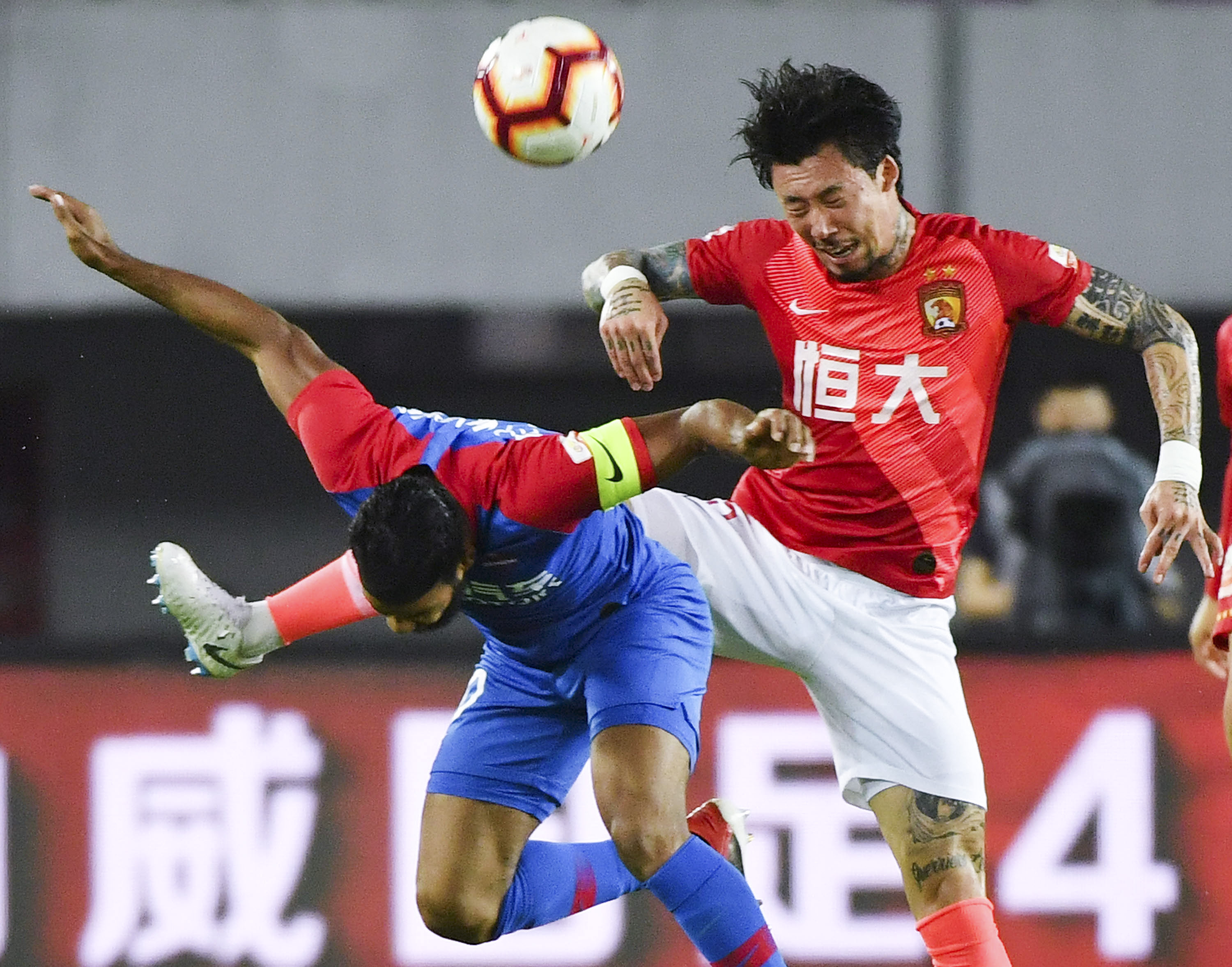 B席：在伯纳乌球场比赛并不容易，姆巴佩缺席对比赛影响不大（B席：伯纳乌作战向来艰难，姆巴佩缺阵影响有限）