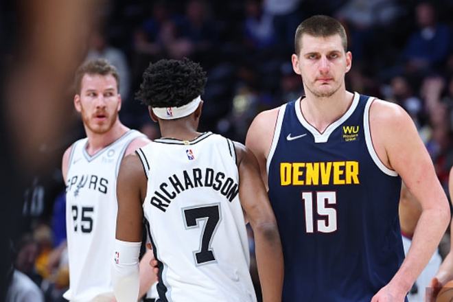 前锋突破造点，射门造成点球机会（前锋突入禁区造点，射门逼出点球）